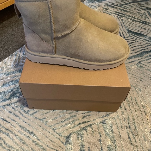 Brand new Ugg classic mini boot Sz10 - Picture 3 of 6